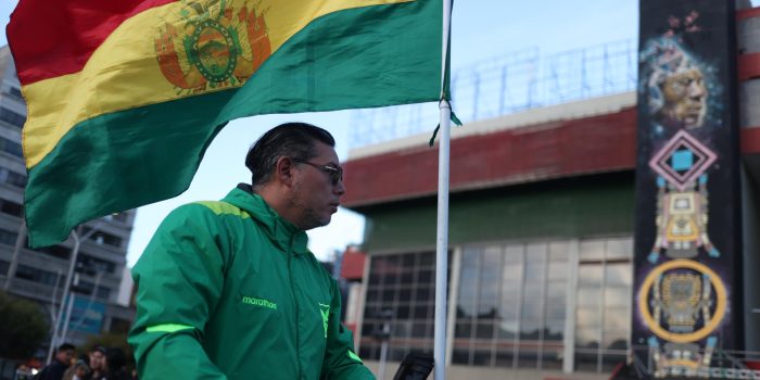 El centro histórico de La Paz se llenó de aficionados ataviados con los colores de la bandera y de la selección horas antes del crucial partido contra Irak en México por el último cupo libre en el Mundial. EFE/ Luis Gandarillas