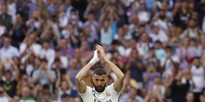 El delantero francés del Real Madrid, Karim Benzema, antes de abandonar el terreno de juego tras ser sustituido durante el partido de la última jornada de Liga en el estadio Santiago Bernabéu. EFE/ Daniel González.