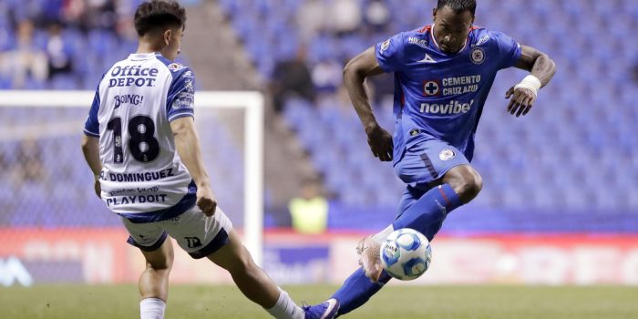 Willer Ditta (d), de Cruz Azul, disputa un balón con Alexei Domínguez, de Pachuca, durante un partido entre Cruz Azul y Pachuca en el estadio Cuauhtémoc en Puebla (México). EFE/Hilda Ríos