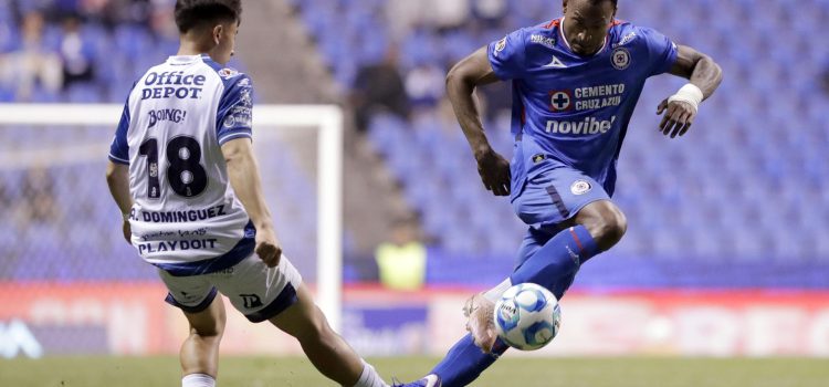 Willer Ditta (d), de Cruz Azul, disputa un balón con Alexei Domínguez, de Pachuca, durante un partido entre Cruz Azul y Pachuca en el estadio Cuauhtémoc en Puebla (México). EFE/Hilda Ríos