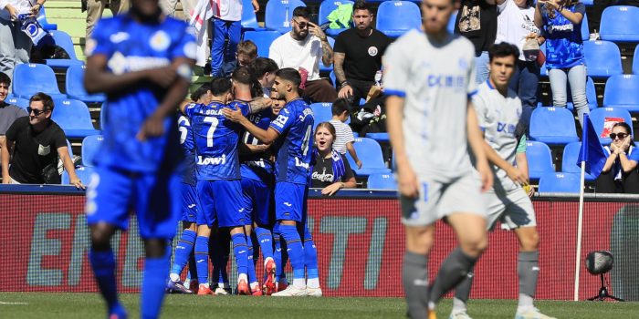 Los jugadores celebran el tanto del centrocampista del Getafe FC, Luis Milla ante el Deportivo Alavés durante el partido de LaLiga disputado en el Coliseum de Getafe, Madrid. EFE/ Fernando Alvarado