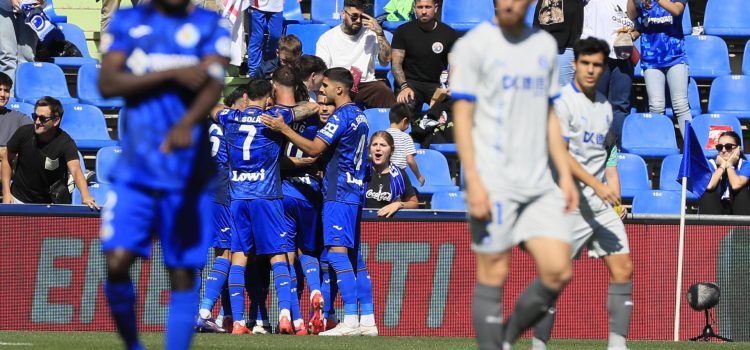 Los jugadores celebran el tanto del centrocampista del Getafe FC, Luis Milla ante el Deportivo Alavés durante el partido de LaLiga disputado en el Coliseum de Getafe, Madrid. EFE/ Fernando Alvarado