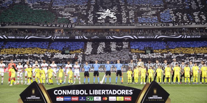 Los jugadores titulares de Botafogo y Sao Paulo fueron registrados este miércoles, 18 de septiembre, antes de disputar el partido de ida de esta llave de los cuartos de final de la Copa Libertadores, en el en el estadio Olímpico Nilton Santos de Río de Janeiro (Brasil). EFE/Andre Coelho