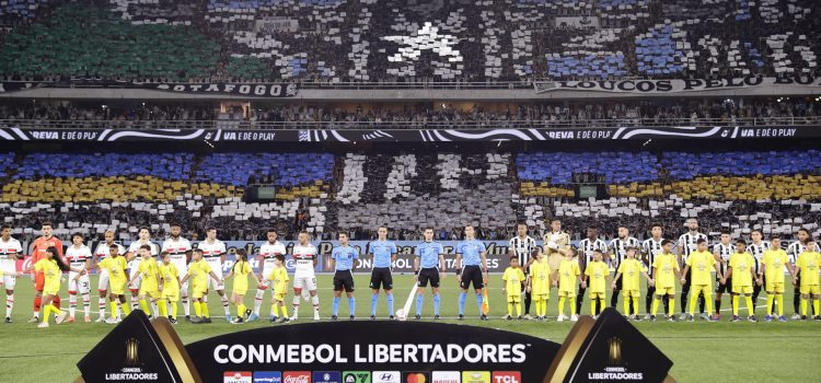 Los jugadores titulares de Botafogo y Sao Paulo fueron registrados este miércoles, 18 de septiembre, antes de disputar el partido de ida de esta llave de los cuartos de final de la Copa Libertadores, en el en el estadio Olímpico Nilton Santos de Río de Janeiro (Brasil). EFE/Andre Coelho