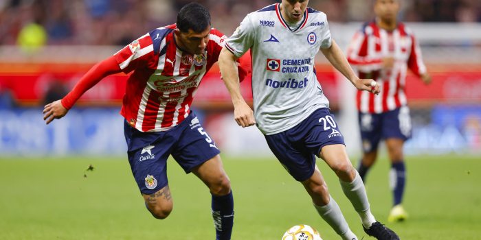 Bryan González (i) de Guadalajara disputa el balón con José Paradela de Cruz Azul este jueves, en un partido de cuartos final de la Liga MX entre Guadalajara y Cruz Azul en el Estadio Akron, en Guadalajara (México). EFE/ Francisco Guasco