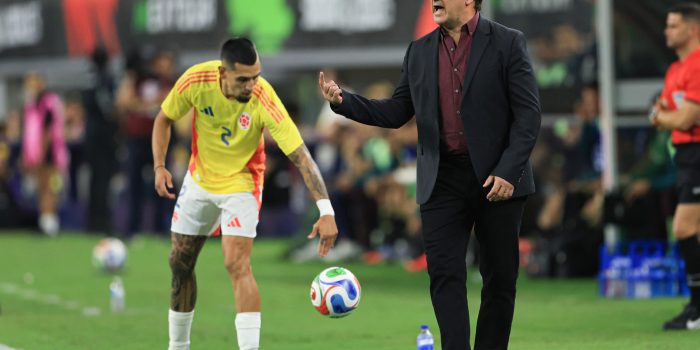 El entrenador de Colombia, Néstor Lorenzo (d), durante un partido de preparación para la Copa Mundial 2026. EFE/ Carlos Ramírez