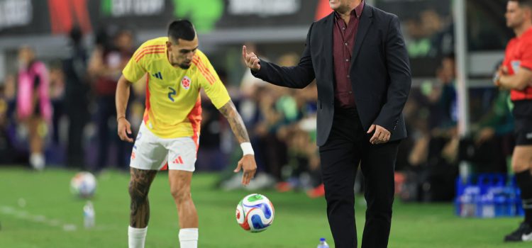El entrenador de Colombia, Néstor Lorenzo (d), durante un partido de preparación para la Copa Mundial 2026. EFE/ Carlos Ramírez