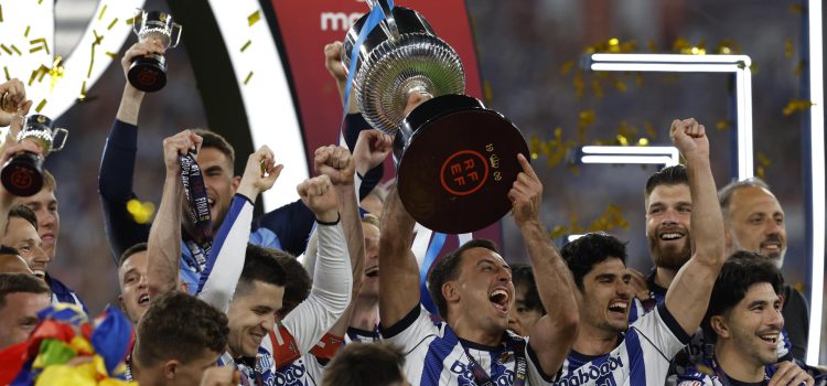 Los jugadores de la Real Sociedad celebran su victoria en la final de la Copa del Rey que han disputado frente al Atlético de Madrid en el estadio de La Cartuja, en Sevilla. EFE/Julio Muñoz.