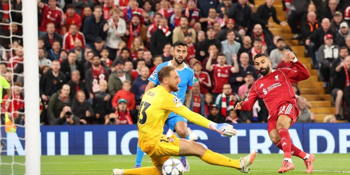 El jugador del Liverpool Mohamed Salah (d) en una imagen de archivo de esta temporada. EFE/EPA/ADAM VAUGHAN