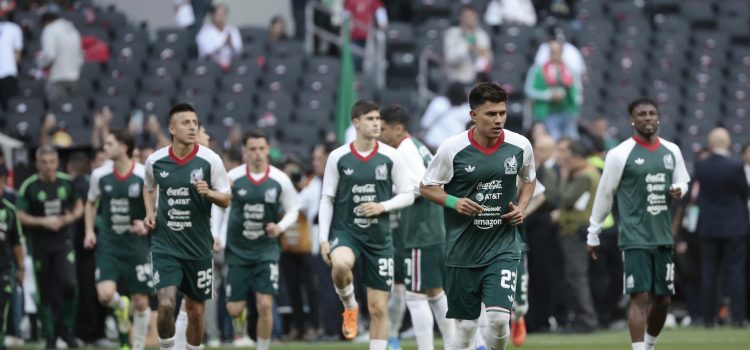 Jugadores de México calientan durante un partido amistoso entre México y Portugal en el estadio Banorte de Ciudad de México (México). EFE/ José Méndez