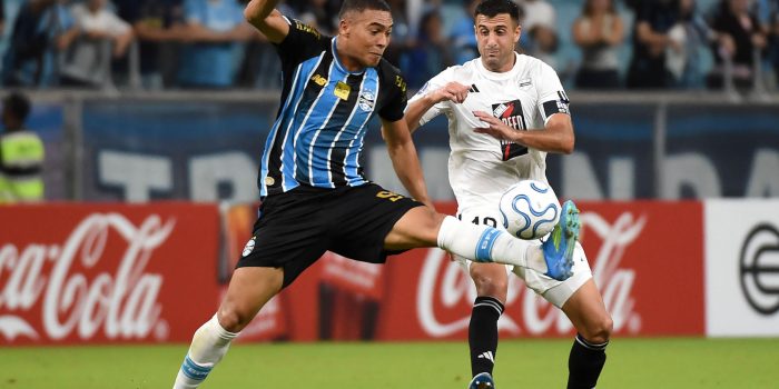Carlos Vinícius (i), de Gremio, domina el balón por delante de Juan Randazzo, de Deportivo Riestra, este martes durante un partido de la Copa Sudamericana en el estadio Arena do Gremio, en Porto Alegre (Brasil). EFE/ Ricardo Rimoli