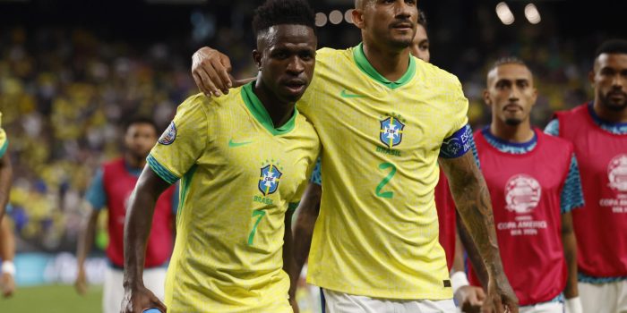 El delantero brasileño Vinicius Junior (i) y el defensor brasileño Danilo (d) durante la primera mitad del partido de fútbol del grupo D de la Copa América 2024 entre Paraguay y Brasil, en las Vegas , Nevada, EE. UU. EFE/EPA/CAROLINE BREHMAN