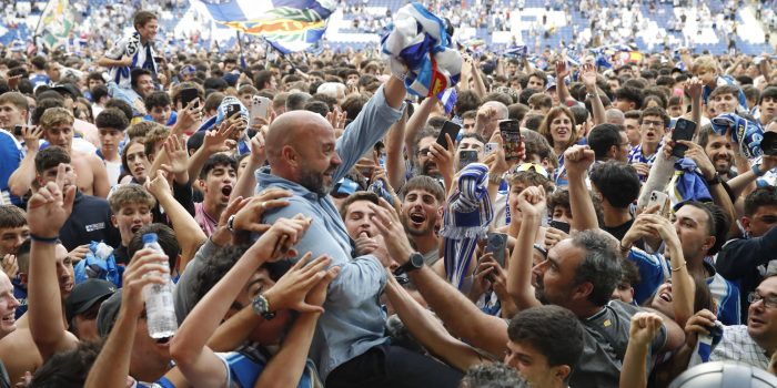 - El entrenador del Espanyol, Manolo González celebra con la afición tras vencer al Oviedo en el partido de vuelta de la final por el ascenso a LaLiga EA Sports. EFE/ Archivo (23/06/2024) Toni Albir