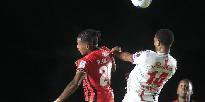 Ramses De León (i) de Sporting San Miguelito, disputa el balón con Abdul Knight, de Plaza Amador, este miércoles, en el partido de ida de la repesca de la Copa Centroamericana jugado en el estadio Universitario, de Ciudad de Panamá. EFE/ Bienvenido Velasco