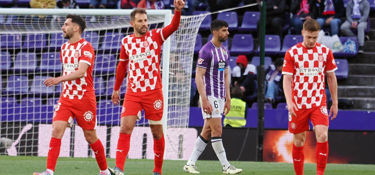 El delantero del Girona Cristhian Stuani (2i) celebra su gol durante el partido de la jornada 36 de LaLiga entre el Real Valladolid y el Girona FC, este martes, en el estadio José Zorrilla. EFE/R. GARCIA.