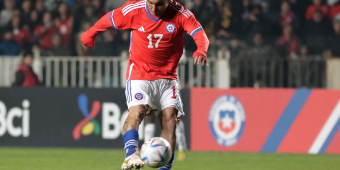 Gary Medel de Chile controla el balón hoy, en un partido amistoso internacional entre las selecciones de Chile y Cuba, en el estadio Alcaldesa Ester Roa Rebolledo, en Concepción (Chile). EFE/Esteban Paredes Drake