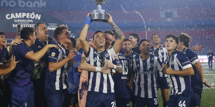 Gastón Benavídez (c) de Talleres celebra con el trofeo al ganar la Supercopa Internacional. EFE/ Juan Pablo Pino