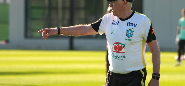 El seleccionador de Brasil, Carlo Ancelotti, probó este miércoles durante el entrenamiento en Nueva Jersey un once con Lucas Paquetá como mediapunta e Igor Thiago como delantero centro, escoltado por Vinícius y Raphinha. EFE/ Angel Colmenares