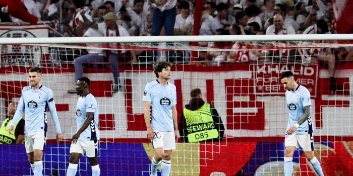 Los jugadores del Celta reaccionan tras encajar el 3-0 ante el Friburgo. EFE/EPA/RONALD WITTEK