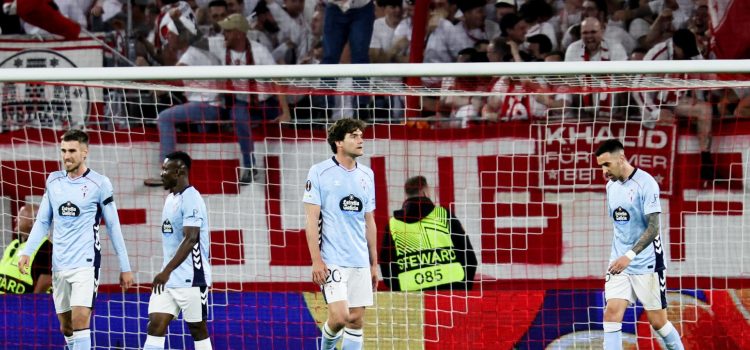 Los jugadores del Celta reaccionan tras encajar el 3-0 ante el Friburgo. EFE/EPA/RONALD WITTEK