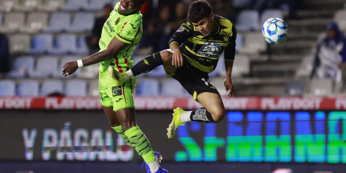 Carlos Adrián Sánchez (d), de Pachuca, disputa el balón con José Luis Rodríguez, de Juárez, durante un partido de la Liga MX entre Pachuca y Juárez en el estadio Hidalgo, en Pachuca (México). EFE /David Martínez Pelcastre