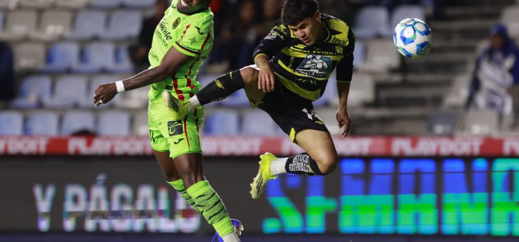 Carlos Adrián Sánchez (d), de Pachuca, disputa el balón con José Luis Rodríguez, de Juárez, durante un partido de la Liga MX entre Pachuca y Juárez en el estadio Hidalgo, en Pachuca (México). EFE /David Martínez Pelcastre