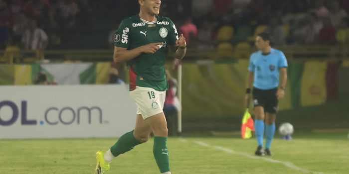 Ramón Sosa, de Palmeiras, celebra el gol del epate ante Junior este miércoles en un partido de la Copa Libertadores en el estadio Olímpico Jaime Morón, en Cartagena (Colombia). EFE/ Ricardo Maldonado