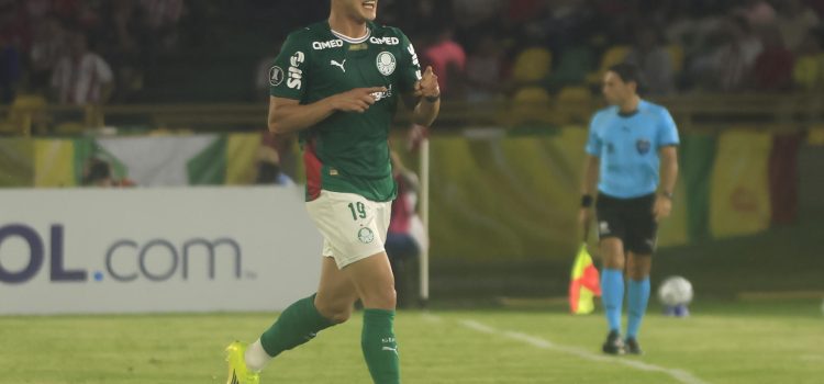Ramón Sosa, de Palmeiras, celebra el gol del epate ante Junior este miércoles en un partido de la Copa Libertadores en el estadio Olímpico Jaime Morón, en Cartagena (Colombia). EFE/ Ricardo Maldonado