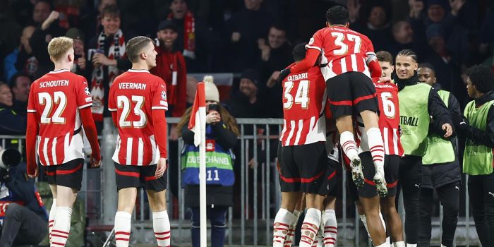 Los jugadores del PSV celebran un gol durante el partido de vuelta del playoff de acceso a octavos de la UEFA Champions League jugado en Eindhoven,  Países Bajos. EFE/EPA/KOEN VAN WEEL