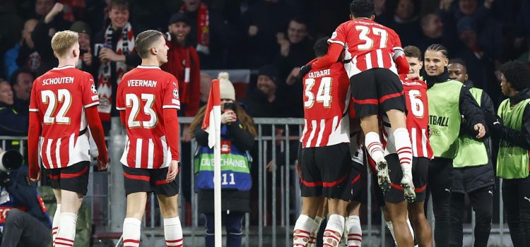 Los jugadores del PSV celebran un gol durante el partido de vuelta del playoff de acceso a octavos de la UEFA Champions League jugado en Eindhoven,  Países Bajos. EFE/EPA/KOEN VAN WEEL