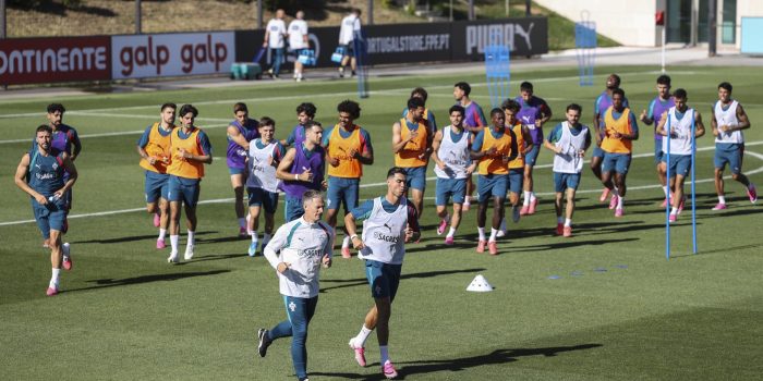 El jugador de Portugal Cristiano Ronaldo se prepara junto a sus compañeros en Oeiras, Portugal. EFE/EPA/MIGUEL A. LOPES