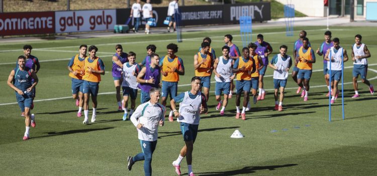 El jugador de Portugal Cristiano Ronaldo se prepara junto a sus compañeros en Oeiras, Portugal. EFE/EPA/MIGUEL A. LOPES