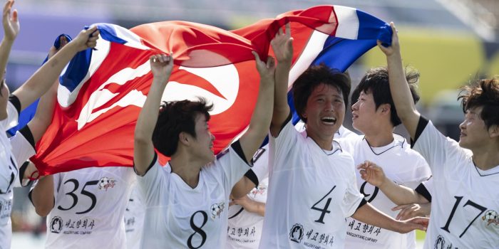 Las futbolistas del Naegohyang ondean la bandera de Corea del Norte para celebrar el triunfo en la Liga de Campeones Femenina de la Confederación Asiática de Fútbol, disputada en Corea del Sur. EFE/ JEON HEON-KYUN