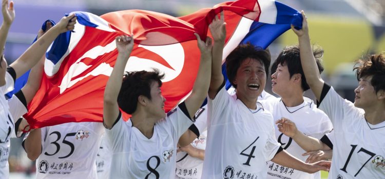 Las futbolistas del Naegohyang ondean la bandera de Corea del Norte para celebrar el triunfo en la Liga de Campeones Femenina de la Confederación Asiática de Fútbol, disputada en Corea del Sur. EFE/ JEON HEON-KYUN