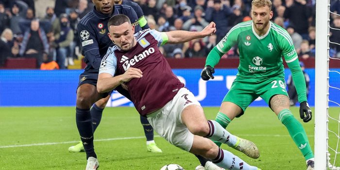 El jugador del Juventus Pierre Kalulu (I) en acción ante JohnMcGinn, del Aston Villa (C), durante el partido de la UEFA Champions League que han jugado Aston Villa y Juventus en Birmingham, Reino Unido. EFE/EPA/ADAM VAUGHAN