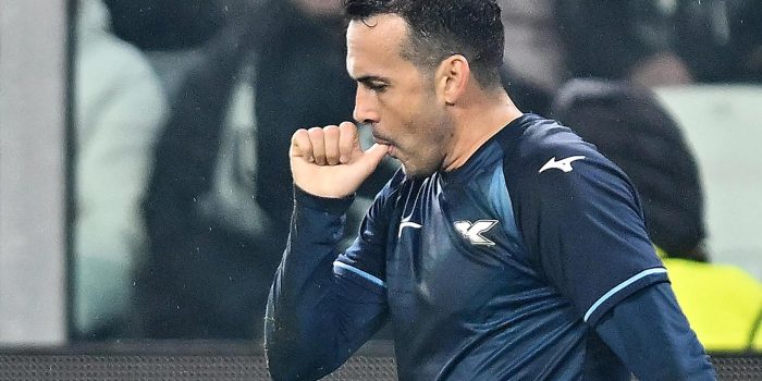 El jugador del Lazio Pedro celebra el 0-1 durante el partido de la Serie A que han jugado Juventus FC y SS Lazio en el Allianz Stadium de Turín, Italia. EFE/EPA/ALESSANDRO DI MARCO