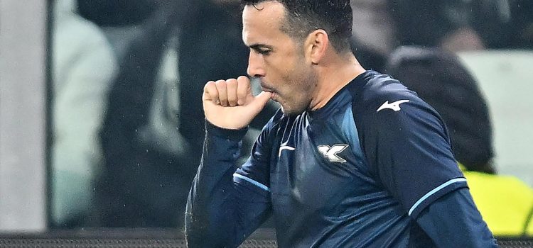 El jugador del Lazio Pedro celebra el 0-1 durante el partido de la Serie A que han jugado Juventus FC y SS Lazio en el Allianz Stadium de Turín, Italia. EFE/EPA/ALESSANDRO DI MARCO