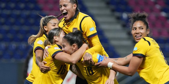 Jugadoras de la selección de Ecuador celebran este martes en Quito la cómoda victoria por 1-3 sobre Perú que deja a la Tri en la cima del Grupo A de la Copa América y la Blanquirroja en el sótano, con dos derrotas. EFE/ Vicente Costales.