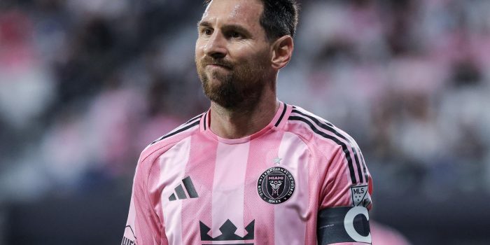 Lionel Messi, del Inter Miami, durante el juego ante el New England Revolution en el Nu Stadium en Miami. EFE/EPA/CRISTOBAL HERRERA-ULASHKEVICH