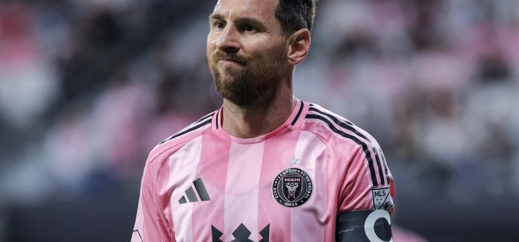 Lionel Messi, del Inter Miami, durante el juego ante el New England Revolution en el Nu Stadium en Miami. EFE/EPA/CRISTOBAL HERRERA-ULASHKEVICH