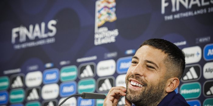 El defensa de la selección española, Jordi Alba durante la rueda de prensa tras el entrenamiento del equipo en Enschede, Países Bajos, donde preparan las semifinales de la Liga de las Naciones contra Italia del próximo jueves. EFE/Pablo García/RFEF