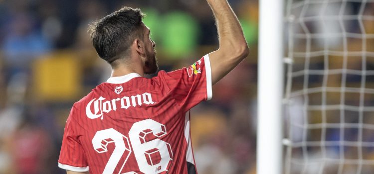 Paulinho celebra el gol ante Tigres, en el partido de ida de la semifinal del Torneo Clausura 2025 Liga MX, disputado en el estadio Universitario de la ciudad de Monterrey (México). EFE/ Miguel Sierra