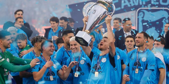 Jugadores de Belgrano celebran este domingo la conquista del primer título en la Primera División de la Liga Argentina a expensas de River Plate en partido jugado en el estadio Mario Alberto Kempes de Córdoba. EFE/ Juan Ignacio Roncoroni