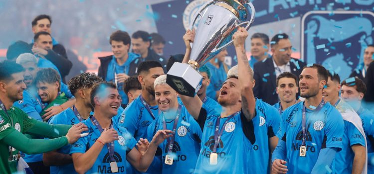 Jugadores de Belgrano celebran este domingo la conquista del primer título en la Primera División de la Liga Argentina a expensas de River Plate en partido jugado en el estadio Mario Alberto Kempes de Córdoba. EFE/ Juan Ignacio Roncoroni