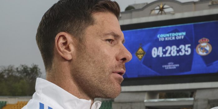 El entrenador Xabi Alonso, tras la sesión de entrenamiento en vísperas del patido que jugaán este martes Kairat Almaty y Real Madrid, en Almaty,Kazajistán. EFE/EPA/MAXIM SHIPENKOV