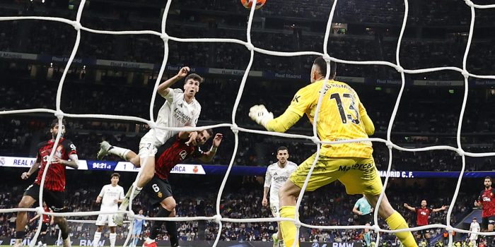 El defensa del Real Madrid Jacobo Ramón (2-i) marca el segundo gol del equipo blanco, durante el partido de la jornada 36 de LaLiga de fútbol que Real Madrid y RCD Mallorca han disputado en el estadio Santiago Bernabéu. EFE/Chema Moya