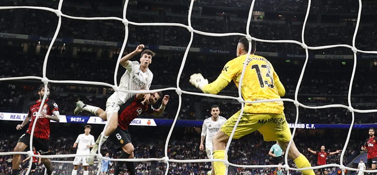 El defensa del Real Madrid Jacobo Ramón (2-i) marca el segundo gol del equipo blanco, durante el partido de la jornada 36 de LaLiga de fútbol que Real Madrid y RCD Mallorca han disputado en el estadio Santiago Bernabéu. EFE/Chema Moya