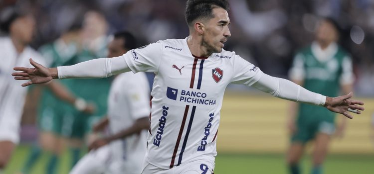 alt El Barcelona de Guayaquil en su visita al Independiente del Valle y Liga de Quito contra Universidad Católica definirán el próximo domingo el billete a la fase de grupos de la próxima Copa Libertadores. El Barcelona, con 67 puntos, y Liga de Quito, con 66, cerrarán la actual temporada con el objetivo de acceder a la fase de grupos, cuyos premios económicos tendrán gran incidencia para la economía de cada club el año próximo. La crisis económica que afecta a varios clubes también involucra a Barcelona, cuyos jugadores decidieron no entrenarse ayer, miércoles, día en que, además, el fútbol se vistió de luto por el asesinado del defensa del club, Mario Pineida. Entretanto, el presidente del Barcelona, Antonio Álvarez, aseguró en un comunicado que si persiste el paro de actividades y no se presentan a jugar los futbolistas titulares, Barcelona cerrará la temporada con una plantilla de juveniles. Por su parte, Liga Deportiva Universitaria de Quito disputará este jueves la final por el título de la Copa Ecuador, el otro torneo profesional ecuatoriano, contra el mismo rival del próximo domingo, la Universidad Católica. El técnico de Liga, el brasileño Tiago Nunes, ha resaltado que el desgaste físico debido a la cantidad de partidos disputados, está pasando factura en el rendimiento de sus jugadores, pero, aun así, aseguró que saldrán a entregar su esfuerzo en procura de la clasificación. Mientras el cuadro del Valle -que se ha adjudicado en forma anticipada el título de este año, a pesar de jugar las dos últimas fechas para cumplir con el calendario- derrotó la semana pasada por 1-0 a Católica y, seguramente saldrá con igual propósito ante Barcelona. El hexagonal por dos billetes a la próxima Copa Sudamericana tiene a tres equipos en puja cerrada, el Macará es el líder, con 59 puntos, seguido del Aucas, con 58, tercero el Deportivo Cuenca, con 56 y cierra opciones el Emelec, con 55. El Macará completará la actual temporada de local ante Aucas; el Deportivo Cuenca chocará con Emelec y en un partido de trámite se enfrentará El Nacional y Delfín. - Partidos de la última fecha de los hexagonales de la Liga Pro de Ecuador: . Viernes: El Nacional-Delfín. . Sábado: Macará-Aucas y Deportivo Cuenca-Emelec. . Domingo: Independiente del Valle-Barcelona, Liga de Quito-Universidad Católica y Orense-Libertad.