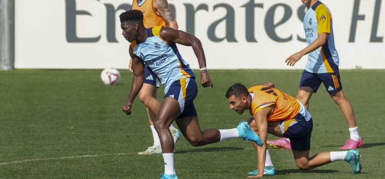Foto de archivo de los jugadores del Real Madrid Aurelien Tchouameni (i), Fede Valverde (2i), Dani Ceballos y Arda Güler (d) durante un entrenamiento. EFE/Borja Sánchez-Trillo
