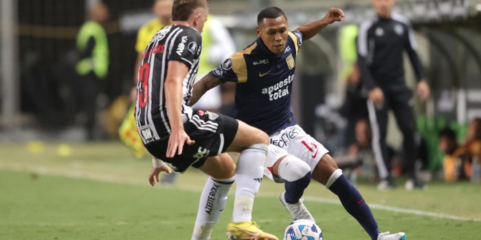 Fotografía de archivo, tomada el pasado 3 de mayo, en la que se registró a Bruno Fuchs (i) del Atlético Mineiro de Brasil, al disputar un balón con Bryan Reyna, del Alianza Lima de Perú, durante un partido del grupo G de la Copa Libertadores, en el estadio Raimundo Sampaio, en Belo Horizonte (Brasil). EFE/Yuri Edmundo